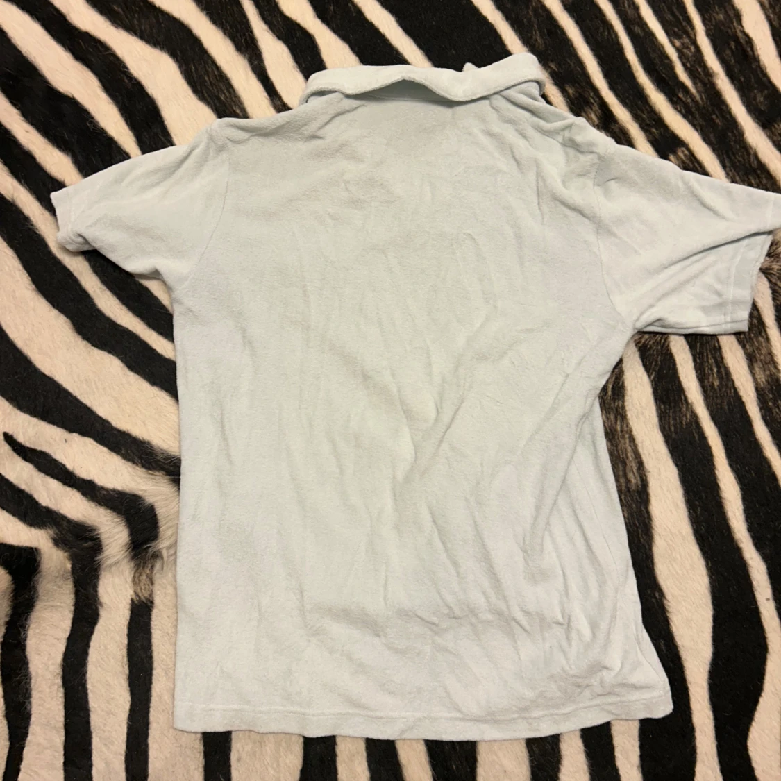 Ljusblå pikétröja - 90