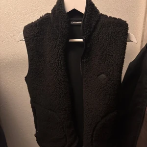J.Lindeberg - Säljer nu en tvär fet J.Lindeberg väst🤩 i nyskick som är perfekt nu till hösten. (fleece väst) Storlek XS men passar S. 🤩 (pris kan diskuteras)