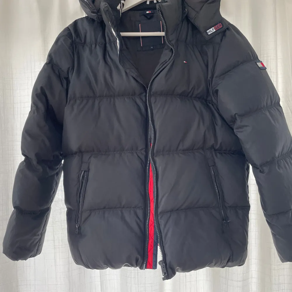 Säljer snygg Tommy hilfiger vinterjacka Skick: 9/10 Nypris: 2700kr  Pris går att förhandla Kontakta för fler bilder. Jackor.