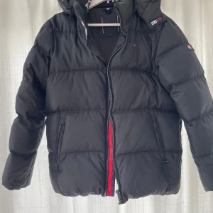 Tommy Hilfiger svart vinterjacka - Säljer snygg Tommy hilfiger vinterjacka Skick: 9/10 Nypris: 2700kr  Pris går att förhandla Kontakta för fler bilder