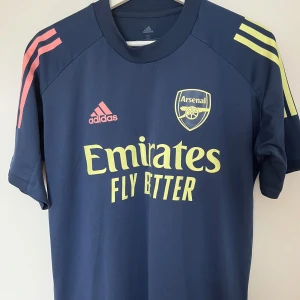 Arsenal träningströja - Säljer denna tröja, har knappt använt och den ör i ett välodgt fint skick! Förhandlingom pris kan fungerar 