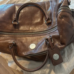 Snoot weekend bag - Säljer weekendbag från snoot. En utefickan behöver lagas men annars fint skick. Ingen axelhantag finns.