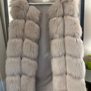 Pälsväst grå - Ljusgrå pälsväst. Säljes då den inte används. Storlek xs/s. Passar även er som är korta. Jag hade denna när jag va 152cm lång o den satt super fint. Men passar även er som är långa. 100kr snabb affär, frakt står köparen för. 