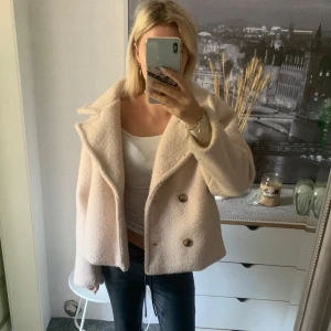 Kort kappa  -  Funderar på att sälja denna korta kappa  från Chelsea i Göteborg🩷 köpte den för 800-900 i slutet av 2023 och använt den 1 gång🩷 