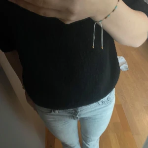 bootcut jeans - JÄTTEfina ljusgrå bootcut jeans, säljer då de har blivit för små för mig. köpt för 399. lappen där bak har lossnat lite. kontakta innan du trycker på köp nu💘