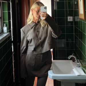 Josefine HJ x NA-KD set - Kavaj (storlek 34) och kjol (storlek 36). Använda endast en gång 🤎 