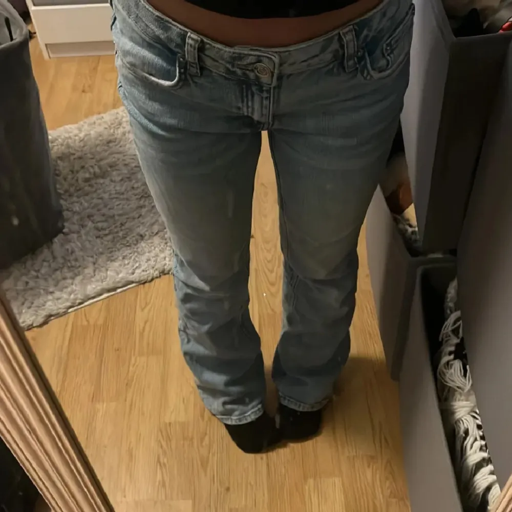 Säljer dessa lågmidjade jeans från Gina. Säljer då jag har ett par likadana i större storlek. Storlek 152, passar mig som har xxs. Skriv för frågor eller bilder.. Jeans & Byxor.