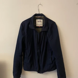 Tommy Hilfiger Jacka  - Mörkblå Tommy Hilfiger jacka!  - Använd men i bra skick! - storlek S  - Fodrad   DM för frågor! Möts i stockholm, annars fraktar jag till resten av landet. 