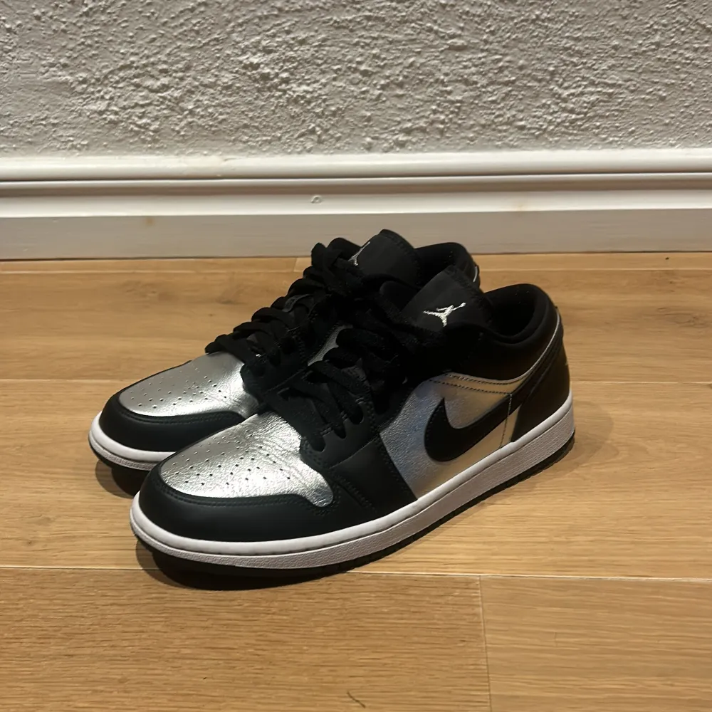 Säljer snygga Jordan 1 low. Använd fåtal gånger men fortfarande i bra skick. . Skor.