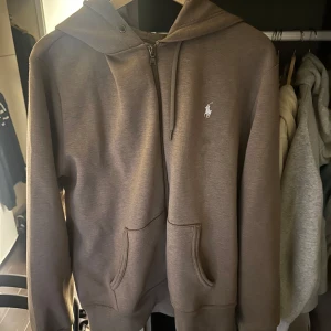 Ralph Lauren zip hoodie - Säljer min Ralph Lauren zip hoodie som jag knappt använt. Nypris ligger på ca 2000, mitt pris 799. Storlek L. Kan självklart diskutera priset vid snabb affär!🤝