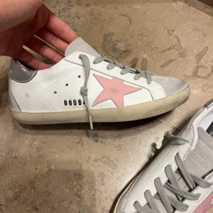Golden goose skor rosa - Hej! Hjälper sälja min tjejs Golden goose skor i storlek 38/39. Skorna är i topp skick utan några konstigheter. 🙌Orderbekftälse finns! Hör av dig vid frågor eller funderingar!