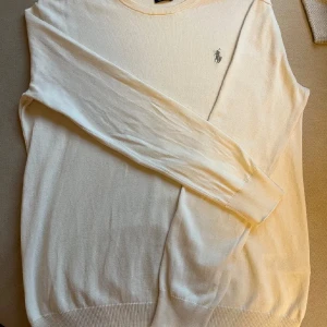 Ralph lauren - Hej! Säljer denna nästan ny skick Ralph Lauren lång ärmad. Skick 10/10 inga defekter💯💯 Mitt pris 400 men går att diskutera. Hör av dig vid minsta lilla fundering. Mvh//Wille