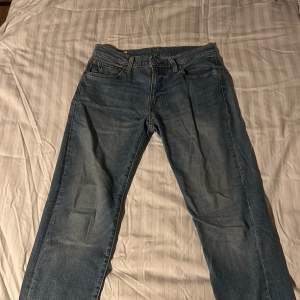 Hej säljer ett par Levis jeans 502 tapered fit för de har blivit för små Skicket är bra men använda och är storlek W30 L 32