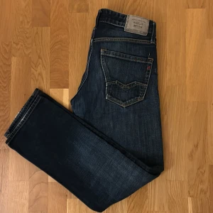Replay Jeans  - Tja! Säljer nu dessa as feta Replay jeans i storlek 29/32 för endast 250!🌟Jeansen är i bra skick och har bara använts några gånger! Skriv vid frågor eller funderingar🤩