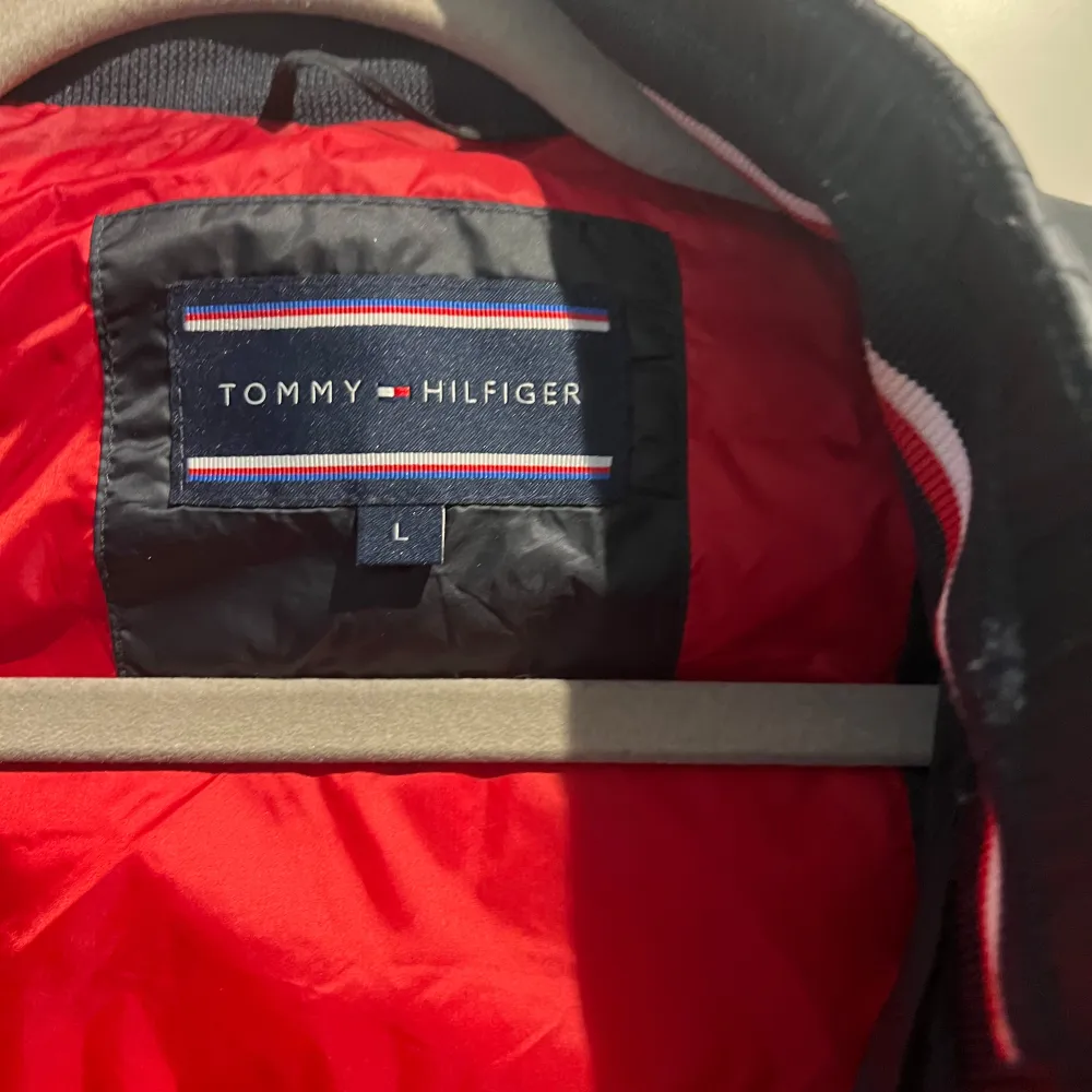 Fin lite lättare dunjacka från Tommy Hilfiger  Storlek L . Jackor.