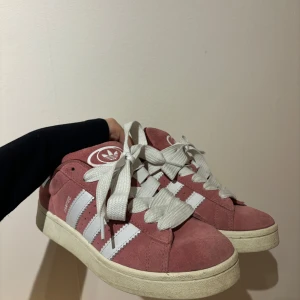 Adidas Campus 00s - Säljer mina adidas campus 00s då jag inte fått användning av dem. Storlek 39 1/3 och de är använda fåtal gånger och båda uppsättningar skosnören följer med. Hör av dig för fler bilder eller frågor🤍 Pris kan diskuteras