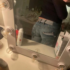 Lågmidjade bootcut jeans - Jättesnygga låga bootcut jeans💕 Innerben 83 midjemått 40. Skriv om du har frågor💋