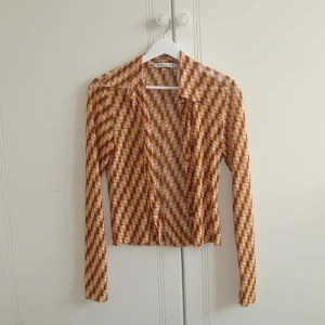 Mönstrad blus - Halvt genomskinlig mönstrad blus/skjorta från zara. Nyskick!😽