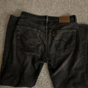 Levi’s 501 - Köpta för 1,2k mitt pris 550. Skick 8/10 inget tecken på användning. Priset är inte ristat i sten.