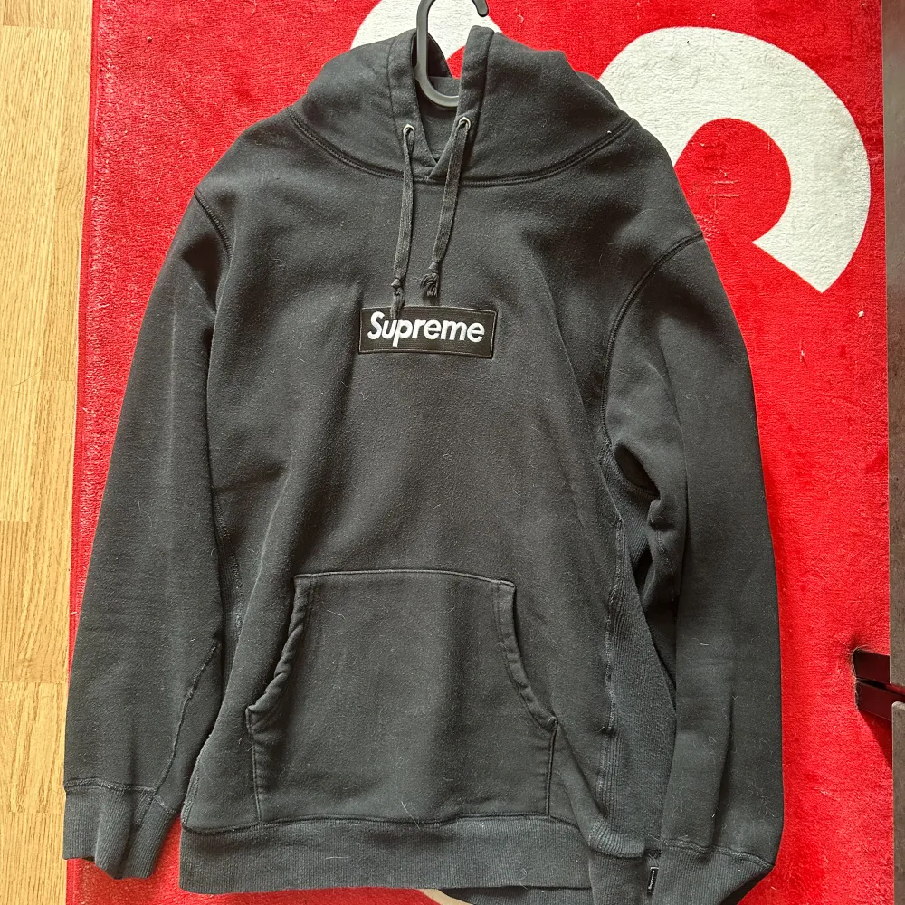 Supreme Box Logo Hoodie  Svart  FW21  L. Hoodies.