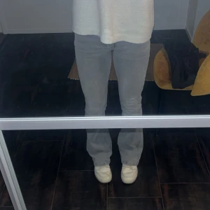 Jeans Gina Tricot  - Säljer mina gråa jeans i strl 34 ifrån Gina Tricot pga inte passar min stil. Köpta för ca ett halvår sen och inte använda alls många gånger. Lågmidajde,lite långa för mig utan skor. Är ca 164 cm. Nypris 499! Pris går o diskutera   