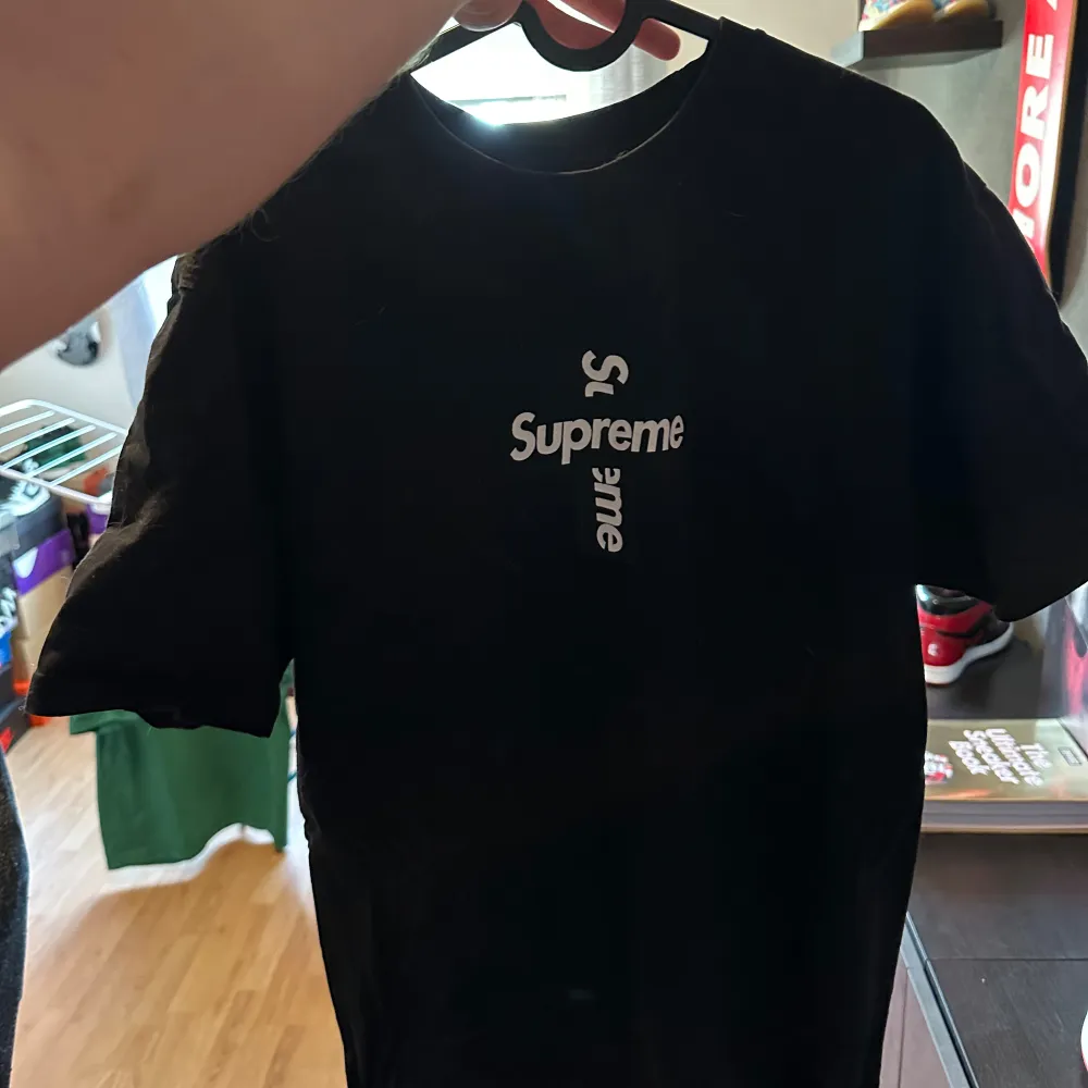 Supreme Cross Logo FW20 XL. T-shirts.