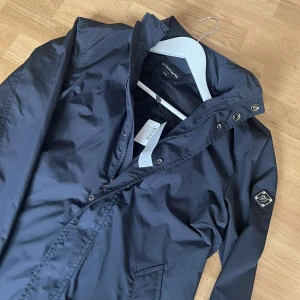 J Lindeberg jacka - Helt ny J Lindeberg Field Jacka i längre modell. Nypris runt 3800~ lappar kvar på. Kan tänka mig byta mot annan Field jacka i S/M. 