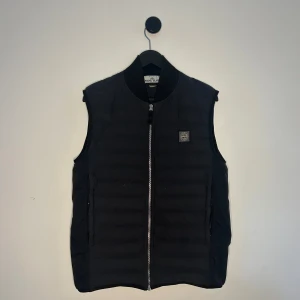 Stone Island väst - Riktigt fet Stone Island väst, använd under våren men är i riktigt fint skick, unik och perfekt för kommande säsonger💫💯. Självklart äkta, kvitto finns. Hör gärna av er vid flera frågor eller funderingar🙌💯.