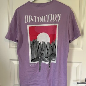 T-shirt - En t-shirt köpt från Zalando för några år sen, så tröjan finns inte längre i lager. Märket är yourturn och de är storlek S unisex så för mig är de mer som en M. Aldrig använt enbart testat! Säljer för 50kr🩷