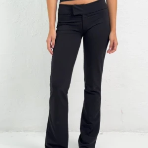 Kostymbyxor - Lågmidjade kostymbyxor ifrån Nelly ”Soft flare pants” Storlek 32