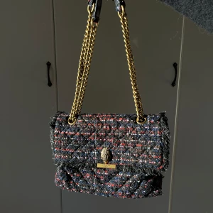 Kurt Geiger London väska - Väl omhändertagen väska som köptes för ca 1,5 år sedan. Man får även med dustbagen. Köpt för 2 000kr, säljer för 1 600kr men vid snabb affär kan priset diskuteras💞