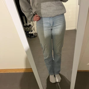 Abrand Jeans - Högmidjade Abrand Jeans i storlek 26/Au 8. Säljer då de är för små i midjan. Passar i längden för mig som är 1,73.