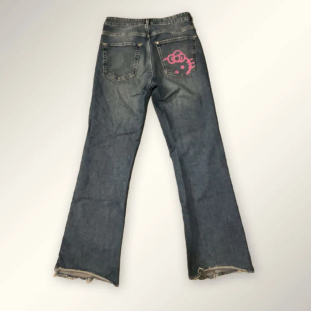 Jätte gulliga hello Kitty jeans!  Trycket är målat med jeans färg (tvätt säkert) Skick: bra skick inga defekter men dom är klippt lite kortare. Jeans & Byxor.