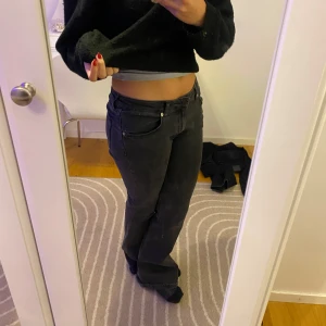 Lågmidjade svart gråa bootcut jeans  - Säljer dessa as snygga jeans för att de kommer tyvärr inte till användning längre. Hör av er vid frågor! Priset går att diskuteras vid snabb affär 🩷