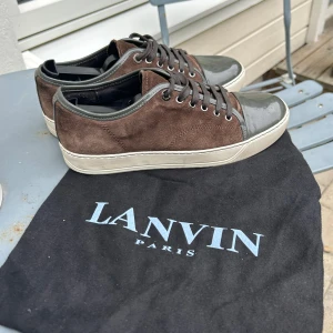 Lanvin - Hej! 👋 Säljer nu dessa Lanvins 👟 | Skick 9/10 ✨ | Storlek: UK5 vilket motsvarar ca 40  📏 | Nypris: 5000 💵 | Mitt pris: 1499 (FAST PRIS REDAN LÅGT) 💸 | Skorna passar lite större så de passar typ 40 Dustbag medkommer 💯🔥 | Skicka PM vid frågor!🎯👑