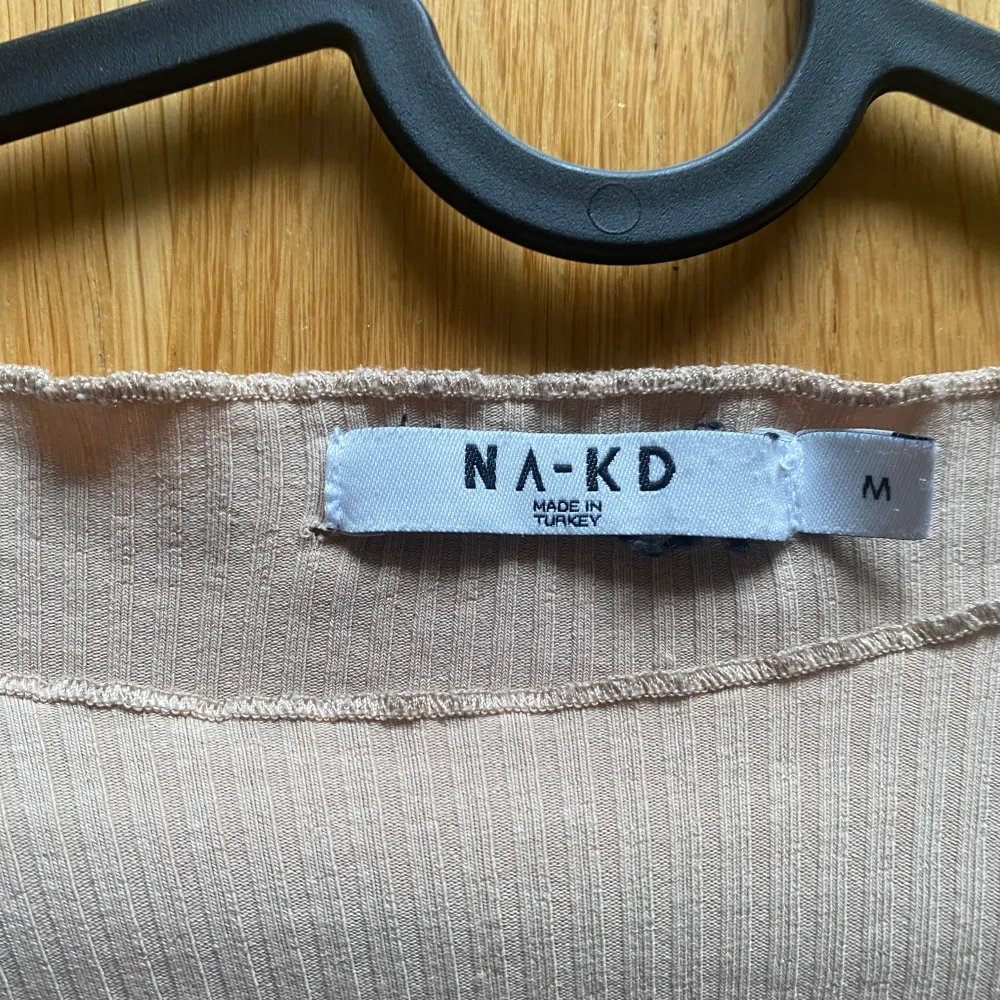 NA-KD beige babylock ribbtopp med långa ärmar i storlek M. Tröjan är i gott skick, har endast ett mini hål uppe vid märkeslappen. Skön att ha på sig på hösten/ vintern då den består av 95% bomull😊 . Tröjor & Koftor.