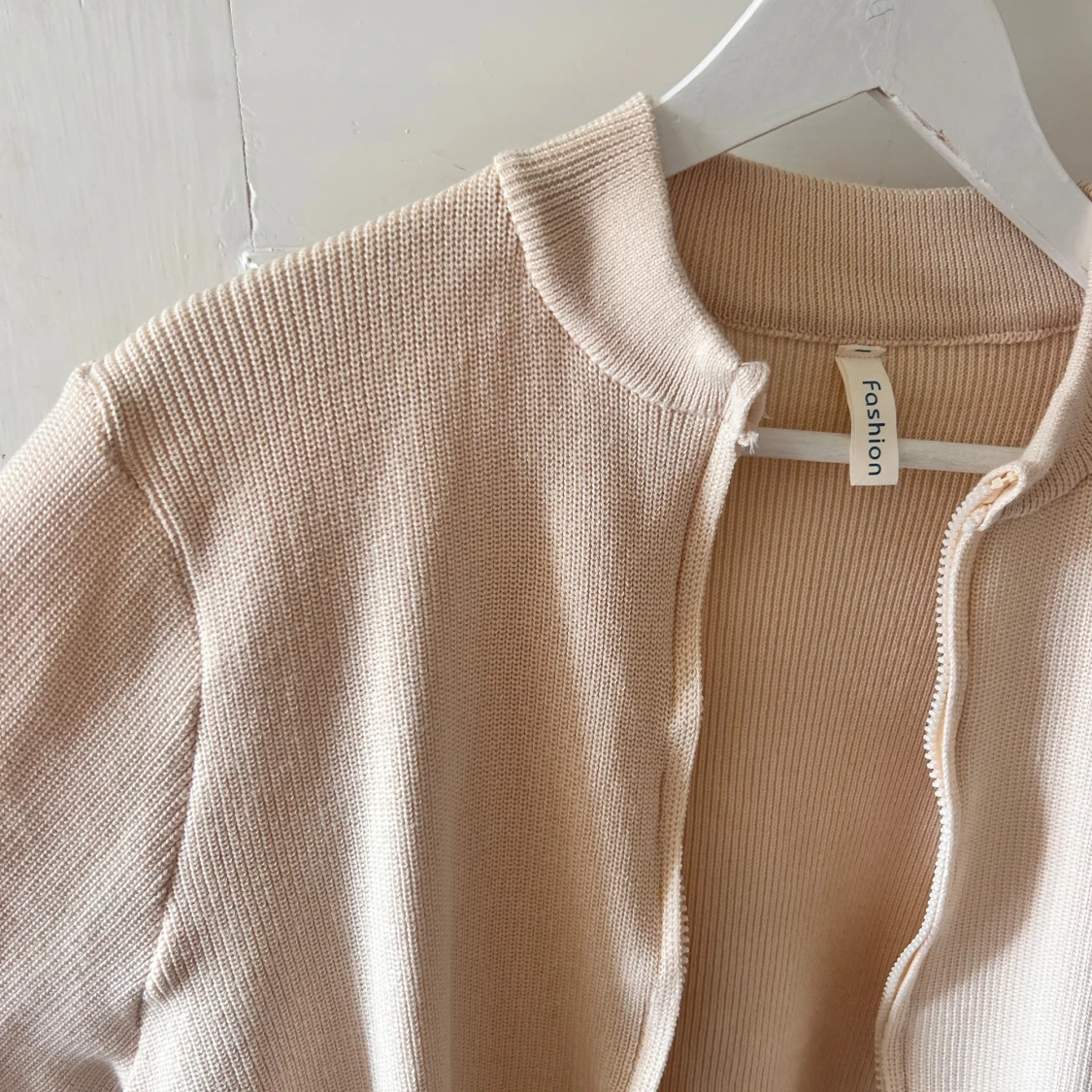 Beige stickad kofta från Fashion - 90