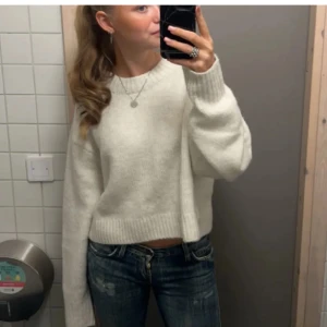 vit stickad tröja från h&m - fin lite kortare stickad tröja från h&m💕 köpte den här på plick för ett tag sen och har använt kanske 1 gång efter de (första bilden är från förra säljaren). den är storlek XL men skulle säga att den sitter som M💕