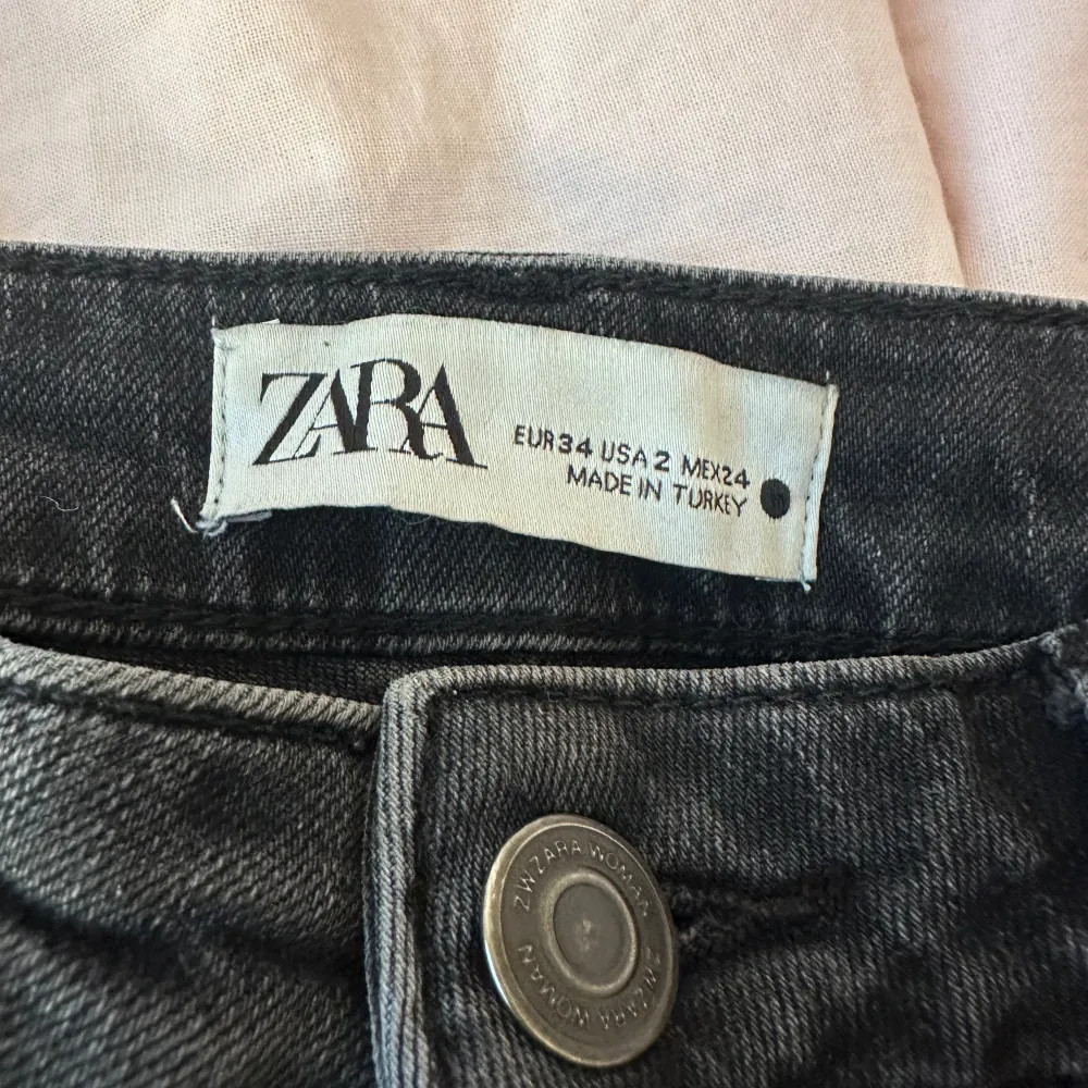 Super fina svarta low waist jeans från zara som inte längre finns att köpa!. Jeans & Byxor.