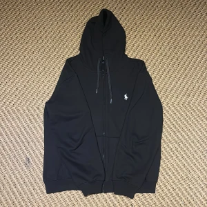 Polo Ralph lauren zip hoodie - Väldigt bra sckik, använt fåtal gånger  Storlek M men passar S bra med  Pris är diskuterbart