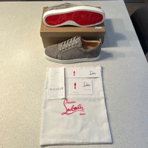 Louboutin skor - Helt nya loubs med låda och massa annat , det finns alla färger och du får bestämma om du vill ha med eller utan taggar, skriv om du har fler frågor