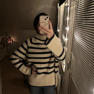 Stickad randig tröja - Intressekoll på min superfina stickade tröja. Köptes förra hösten för 400kr och använts fåtal gånger. Perfekt nu till hösten. Pris kan alltid diskuteras🩷