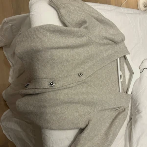 trekvartsärmad kofta - säljer min fin stickade kofta som ör trekvartsärmad 