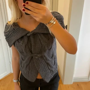 Grå stickad kofta - Säljer denna mörkgråa stickade kofta / väst 🤍🤍 köpt här på plick och inte kommit till användning, skriv för egna bilder   Bilder från tidigare säljare!