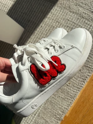 Philip Hog sneakers  - Jättefina Philip hog sneakers med fint love märke på sidan. Använda en gång🌟