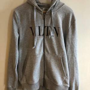 Valentino hoodie | size L | nypris 6000 mitt pris 599 | fint skick | självklart äkta | hör av er vid frågor och funderingar!💫