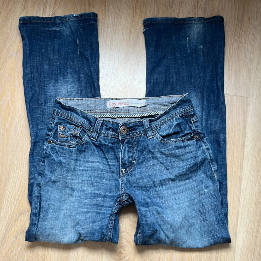 Säljer dessa mörkblåa, baggy jeans som är köpta här på Plick. Säljer då de inte är min stil längre. Bra skick förutom lite slitage längst ner. Midjemått rakt över: ca 38cm innerbenslängd: ca 75cm 💕. Jeans & Byxor.