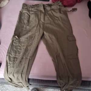 Beige cargobyxor - Säljer ett par bekväma och stiliga khaki cargobyxor. De har en loose passform och är perfekta för en avslappnad look. Byxorna har flera praktiska fickor och en elastisk midja för extra komfort. Perfekta för höst och vår!