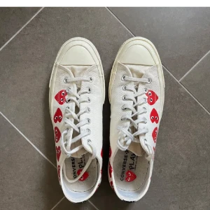 CDG-skor  - Grischiga CDG-skor i storlek 42. Använda endast tre gånger så i nyskick. Pris går ej att förhandla. 