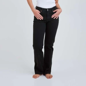 lågmidjade jeans - Svarta Jeans från bikbok i modellen ”Low straight jeans 970”. Låga i midjan och raka i modellen. Använt ett fåtal gånger men säljer då de inte passar längre. Skriv för fler bilder! Ordinarieplats är 699kr (Köparen står för frakten)💞Skicka PRISFÖRSLAG